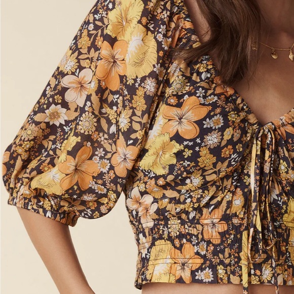 🧳 Spell Hibiscus Lane Short Sleeve Blouse in Licorice - Picture 2 of 7